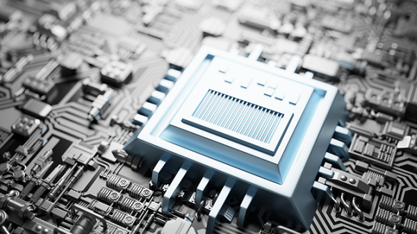 Hand houdt chip vast