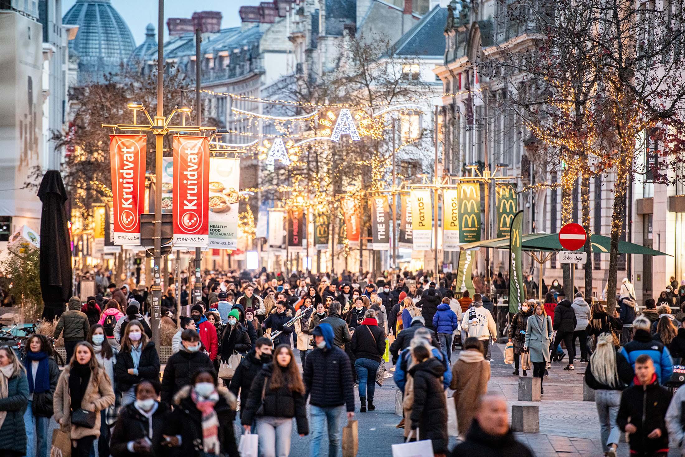 Mensen winkelen met tasjes in hand