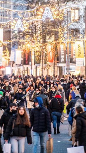 Mensen winkelen met tasjes in hand