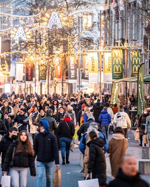 Mensen winkelen met tasjes in hand