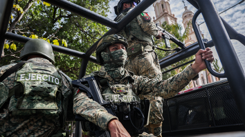 soldaten patrouilleren de straten van Mexico tegen de drugskartels