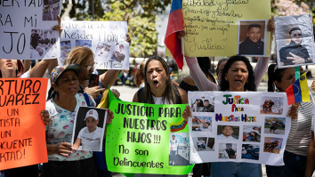 Trump deporteert mensen waarvan hij denkt dat ze mogelijk criminele migranten zijn naar een gevangenis in El Salvador. Die mensen zouden lid zijn van de Venezolaanse bende Tren de Aragua. Deze vrouwen protesteren tegen de acties. "Onze kinderen zijn geen 