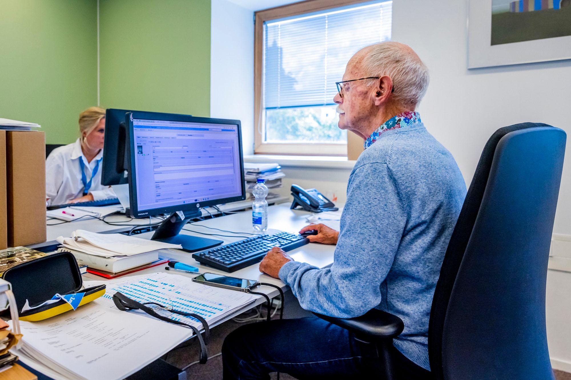 een 65-plusser aan het werk op de computer