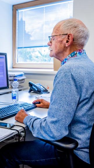 een 65-plusser aan het werk op de computer