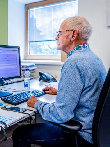 een 65-plusser aan het werk op de computer