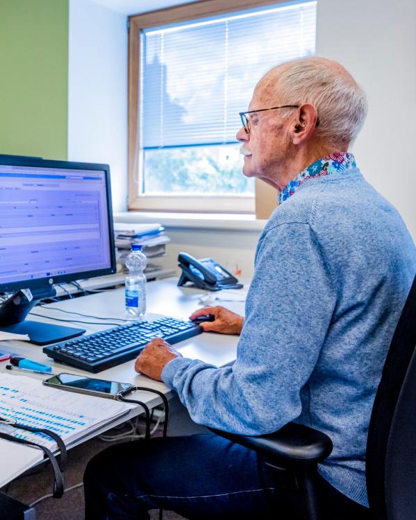 een 65-plusser aan het werk op de computer