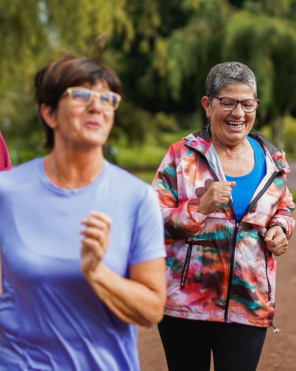 een actieve groep 50-plussers aan het hardlopen