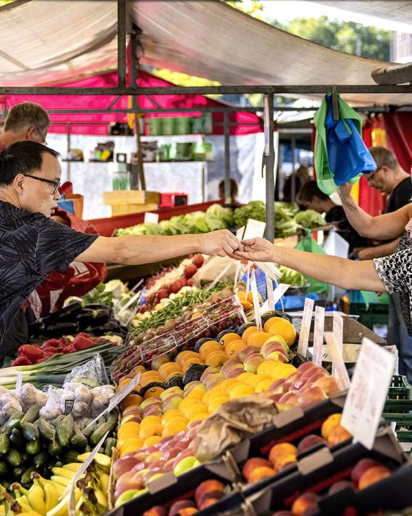 Mensen winkelen op de markt in Rotterdam