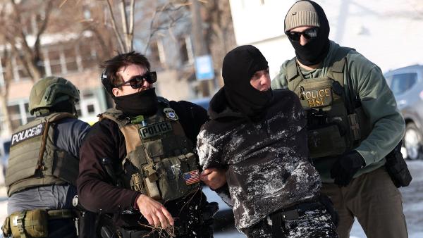 ICE pakt arrestant hardhandig aan.