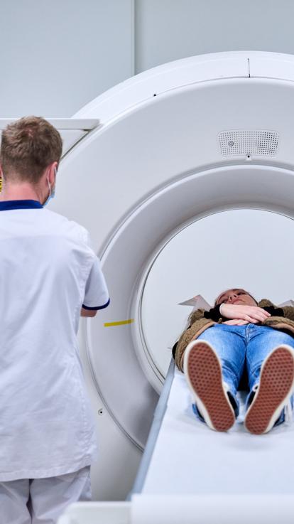 iemand gaat door een MRI-scan in het ziekenhuis