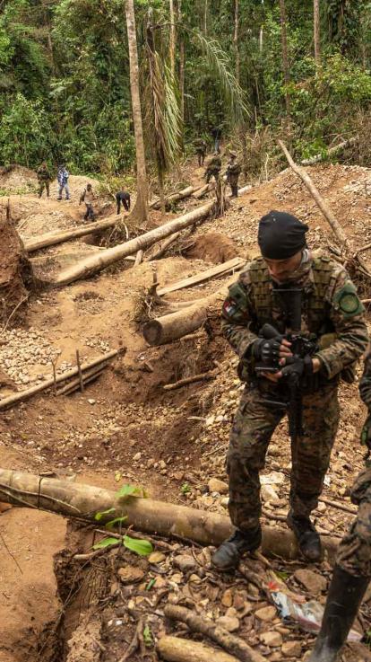 Soldaten bewaken een illegale goudmijn in Colombia