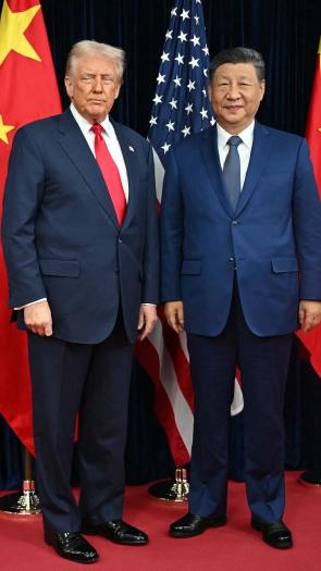 Amerikaanse president Donald Trump en Chinese president Xi Jinping poseren samen voor een foto met de Amerikaanse en Chinese vlaggen op de achtergrond.