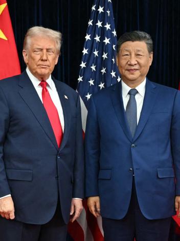 Amerikaanse president Donald Trump en Chinese president Xi Jinping poseren samen voor een foto met de Amerikaanse en Chinese vlaggen op de achtergrond.