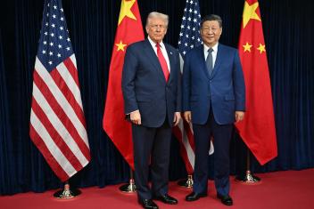 Amerikaanse president Donald Trump en Chinese president Xi Jinping poseren samen voor een foto met de Amerikaanse en Chinese vlaggen op de achtergrond.