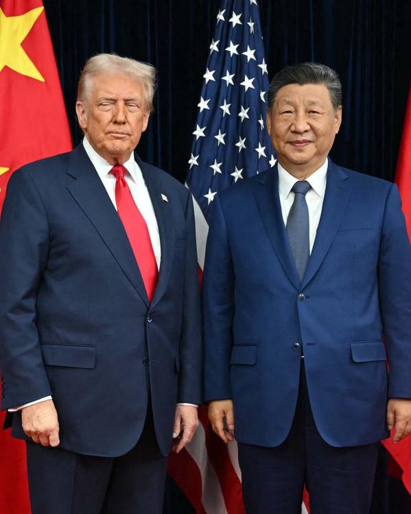 Amerikaanse president Donald Trump en Chinese president Xi Jinping poseren samen voor een foto met de Amerikaanse en Chinese vlaggen op de achtergrond.