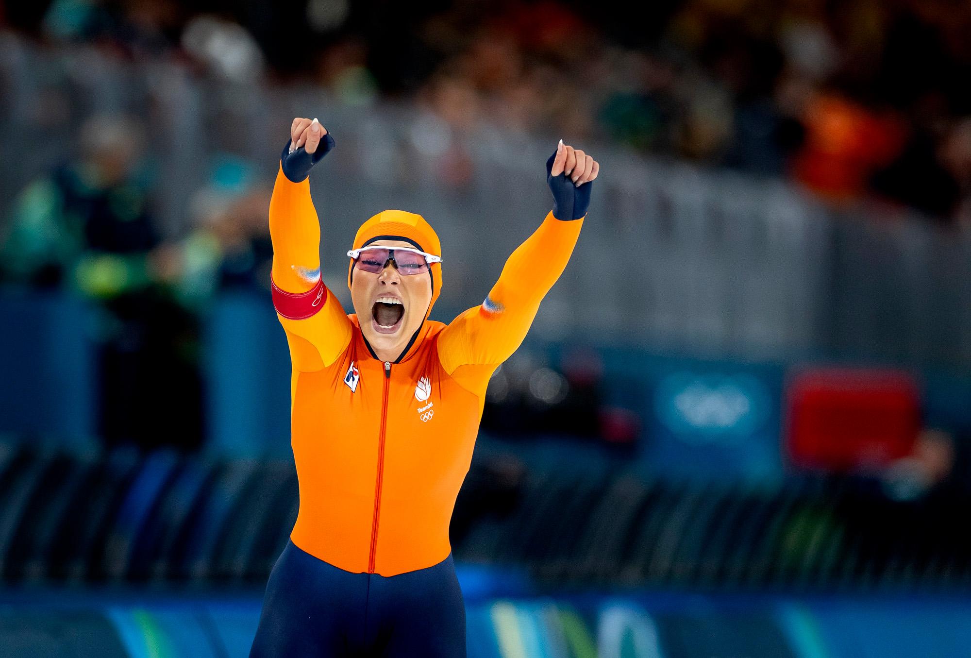 Schaatser Jutta Leerdam juicht hard met haar handen in de lucht na het winnen van de 1.000 meter bij de Olympische Winterspelen van 2025