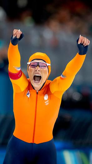 Schaatser Jutta Leerdam juicht hard met haar handen in de lucht na het winnen van de 1.000 meter bij de Olympische Winterspelen van 2025
