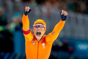 Schaatser Jutta Leerdam juicht hard met haar handen in de lucht na het winnen van de 1.000 meter bij de Olympische Winterspelen van 2025