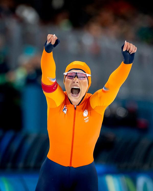 Schaatser Jutta Leerdam juicht hard met haar handen in de lucht na het winnen van de 1.000 meter bij de Olympische Winterspelen van 2025