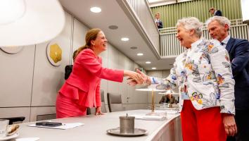Minister Carola Schouten schudt vrolijk de hand van Eerste Kamerleden na een stemming over de pensioenwet