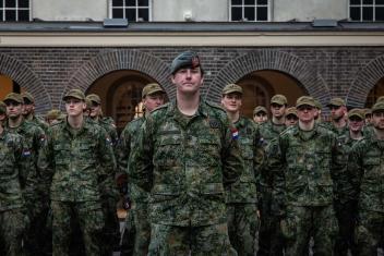 Een groep reservisten staat paraat.