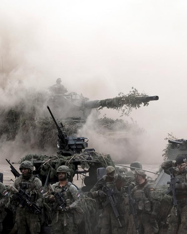 Groep Nederlandse en Duitse soldaten staan naast elkaar.