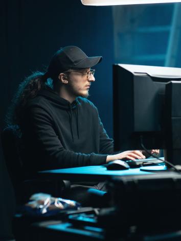 Een ethisch hacker zit achter zijn computer.