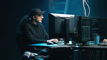 Een ethisch hacker zit achter zijn computer.