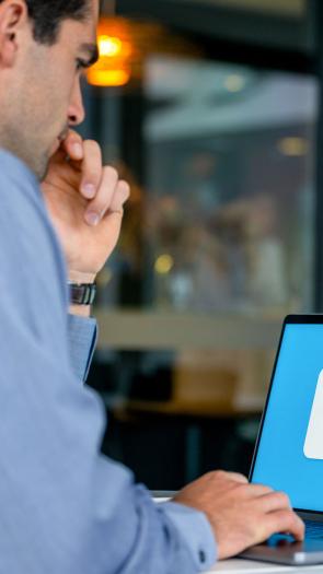 Een man logt in op zijn VPN.