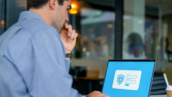 Een man logt in op zijn VPN.