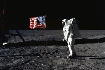 De Amerikaanse astronaut Edwin E. Aldrin jr. op de maan in 1969, naast een Amerikaanse vlag.