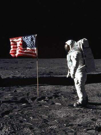 De Amerikaanse astronaut Edwin E. Aldrin jr. op de maan in 1969, naast een Amerikaanse vlag.