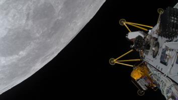 Een foto van de ruimte met links in beeld de maan en rechts een maanlander. 