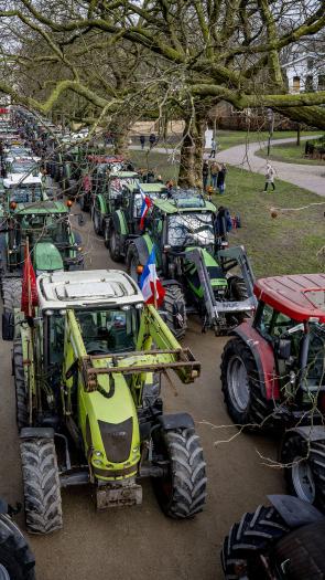 Een grote hoeveelheid tractoren staan in Den Haag als boerenprotest.
