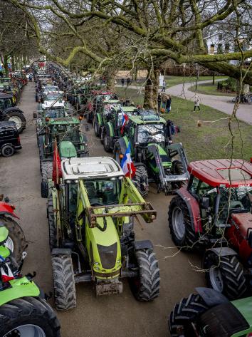 Een grote hoeveelheid tractoren staan in Den Haag als boerenprotest.