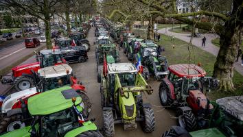 Een grote hoeveelheid tractoren staan in Den Haag als boerenprotest.
