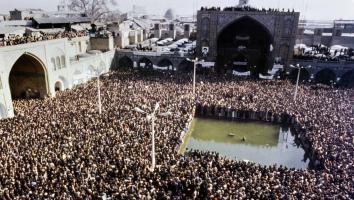 een mensenmassa op een plein in Iran tijdens de Iraanse Revolutie