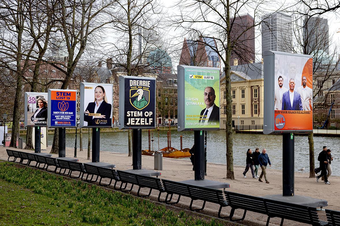 Borden van allemaal lokale politieke partijen naast de hofvijver in Den Haag 