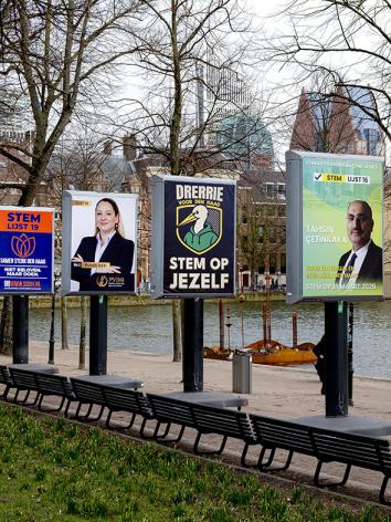 Borden van allemaal lokale politieke partijen naast de hofvijver in Den Haag 