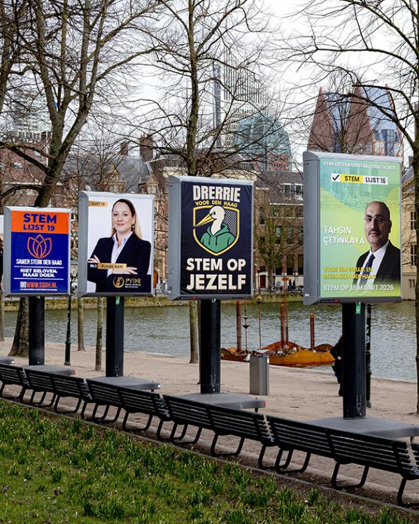 Borden van allemaal lokale politieke partijen naast de hofvijver in Den Haag 