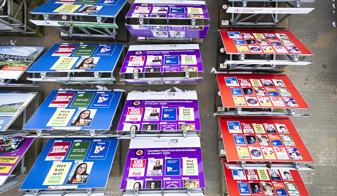 Rijen met verkiezingsborden waar verschillende partijposters op gedrukt staan van verschillende gemeenten