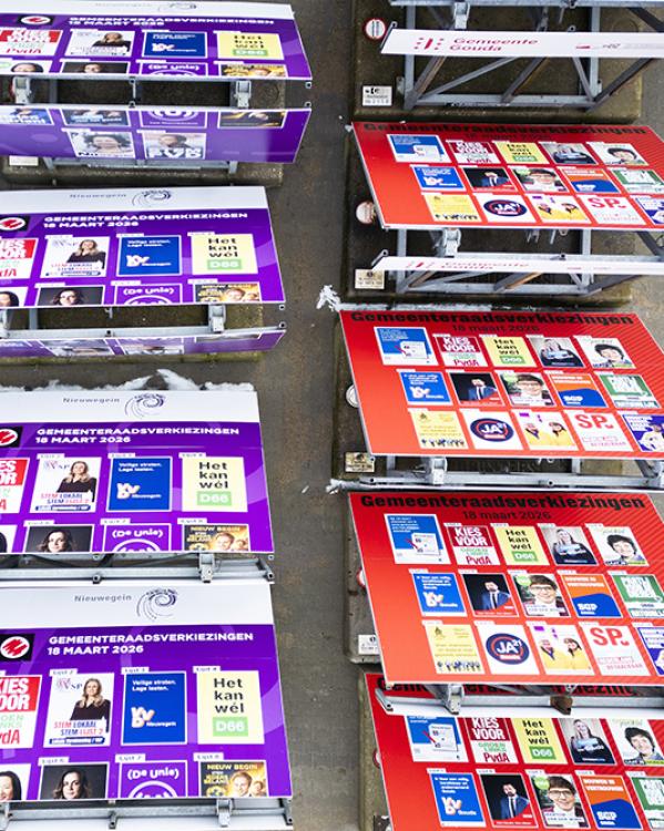 Rijen met verkiezingsborden waar verschillende partijposters op gedrukt staan van verschillende gemeenten