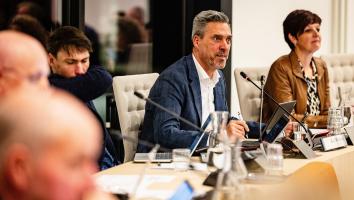 Aart-Jan Moerkerke van Moerdijk achter een microfoon in een vergaderzaal