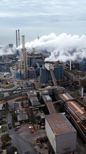 Luchtfoto van Tata Steel fabriek met rookpluimen 