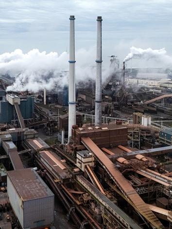 Luchtfoto van Tata Steel fabriek met rookpluimen 