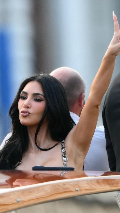 Kim Kardashian maakt een selfie op een boot in Venetië.