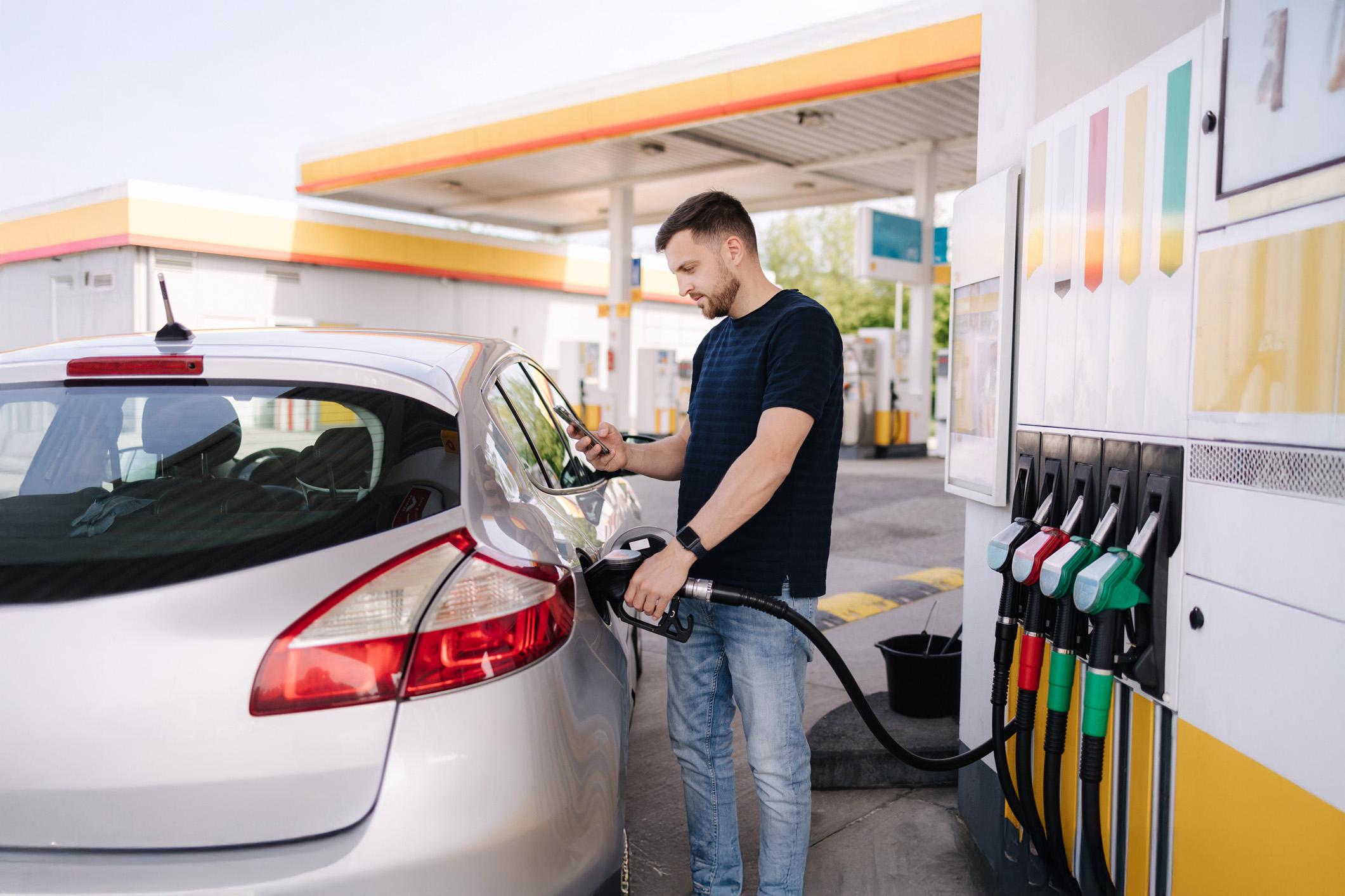 Man tankt zijn auto bij een pompstation