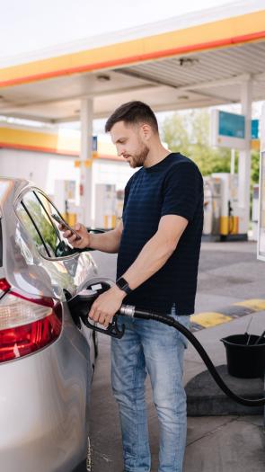 Man tankt zijn auto bij een pompstation
