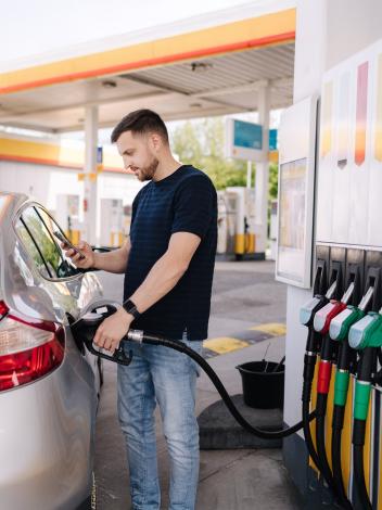 Man tankt zijn auto bij een pompstation