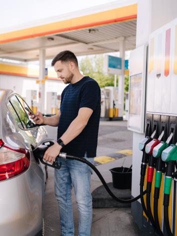 Man tankt zijn auto bij een pompstation